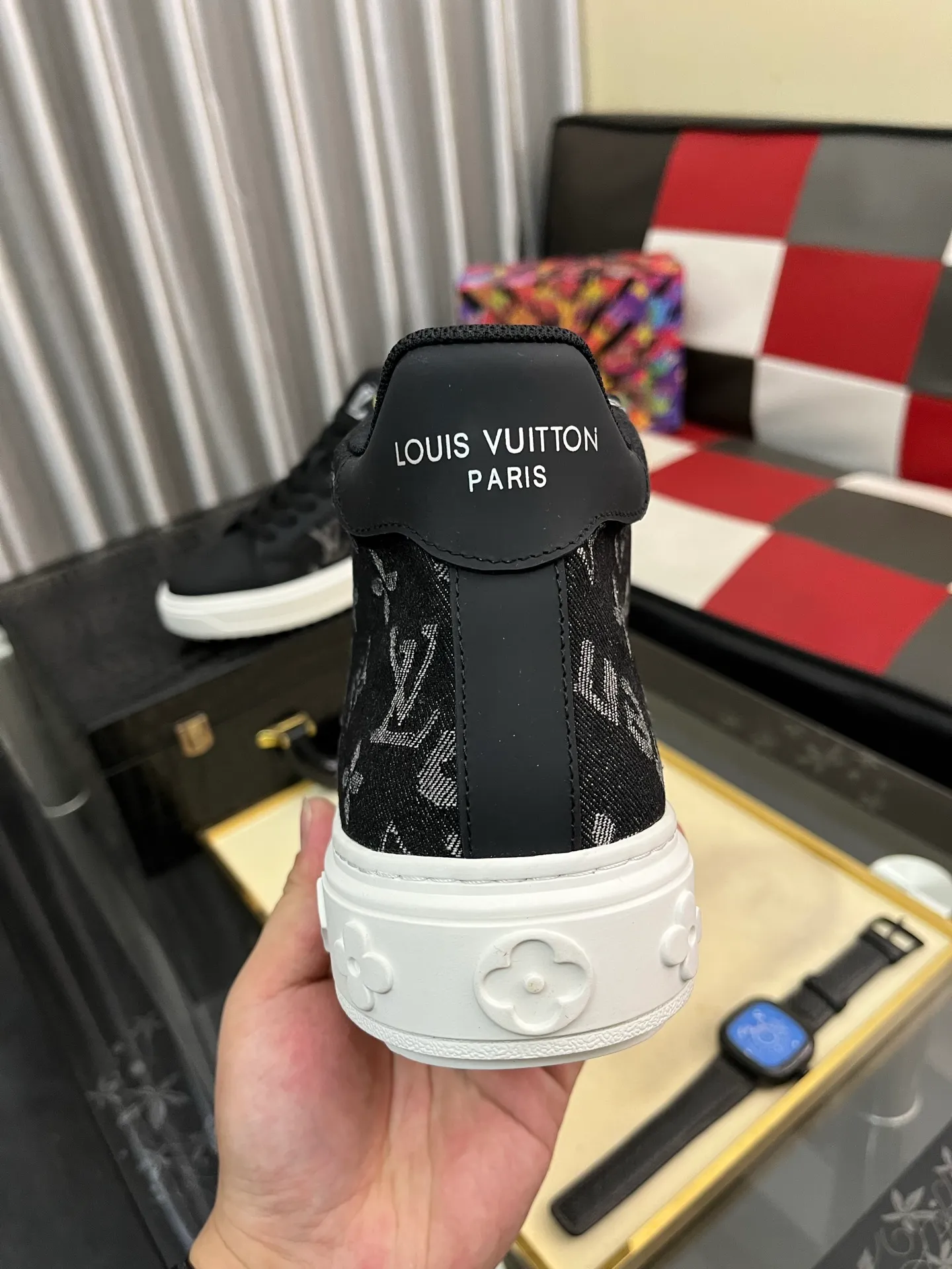 Men's shoes 💰: 560⌚️⌚️ Louis vuitton/LV Louis Vuitton 》Original quality.~ Unique modern style sneakers. 🏃A must-have casual shoe for trendy men😍😍 Original brand imported from Italy, imported original leather, sheep lining (refuses to discolor and grind feet) Sole: Original sole provided by the original factory, French lazy style design ⚠️Fit to the feet, original quality, super comfortable original sole. Code number: 38-444⃣️Color optional